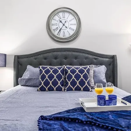 Upscale Downtown Midtown Apartment